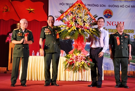 Đồng chí Dương Văn Tiến - Phó Chủ tịch UBND tỉnh tặng hoa chúc mừng Hội TTTS - đường Hồ Chí Minh tỉnh Yên Bái.